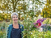 GREEN AND GORGEOUS FLOWERS, OXFORDSHIRE:RACHEL SIEGFRIED PICKING FLOWERS FROM HER CUTTING FIELDS, SEPTEMBER