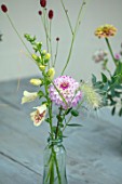 GREEN AND GORGEOUS FLOWERS, OXFORDSHIRE: TABLE VASE ARRANGEMENTS OF DAHLIA GENOVA, FOXGLOVES AND SANGUISORBA