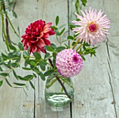 GREEN AND GORGEOUS FLOWERS, OXFORDSHIRE: TABLE ARRANGEMENT OF GLASS VASE FOR WEDDING ALONG GREY, BLUE TABLE - DAHLIAS, EUCALYPTUS, FALL, AUTUMN, BLOOMING, BULBS