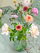GREEN AND GORGEOUS FLOWERS, OXFORDSHIRE: TABLE ARRANGEMENT OF GLASS VASE FOR WEDDING ALONG GREY, BLUE TABLE - DAHLIAS, ZINNIAS, ROSES, FALL, AUTUMN, BLOOMING, BULBS