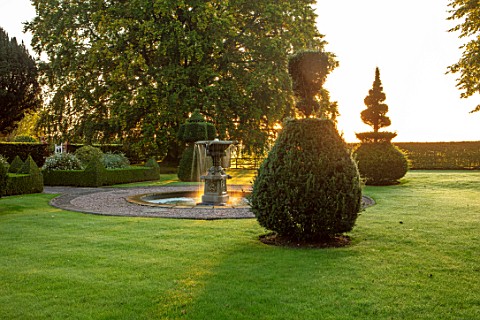 MITTON_MANOR_STAFFORDSHIRE_FOUNTAIN_AND_CLIPPED_YEW_TOPIARY_IN_THE_FRONT_GARDEN_FOUNTAIN_POOL_FORMAL