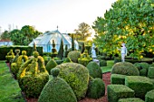 EYTHROPE WALLED GARDEN, BUCKINGHAMSHIRE: THE TOPIARY GARDEN, GREEN, GARDENS, OCTOBER, CLIPPED EVERGREENS, IVY, BOX, BUXUS