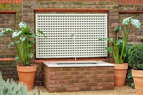 DESIGNER_ANTHONY_PAUL_SMALL_TOWN_FORMAL_WATER_FEATURE_WALL_LONDON_TRELLIS_RAISED