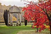 THORP PERROW ARBORETUM, YORKSHIRE: THE MONUMENT, ROTUNDA PUT UP BY SIR JOHN ROPNER, RED LEAVES, FOLIAGE OF MAPLES IN AUTUMN, FALL, TREES, ACERS, ACER PALMATUM OZAKAZUKI