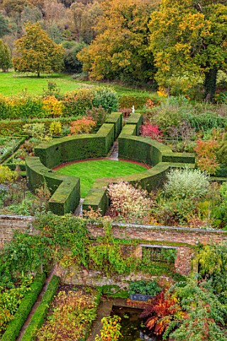 SISSINGHURST_CASTLE_KENT_THE_NATIONAL_TRUST__VIEW_OF_THE_GARDEN_IN_AUTUMN_FROM_THE_TOWER