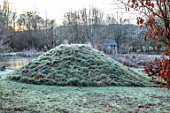 BRYANS GROUND, HEREFORDSHIRE: WINTER, VIEWING MOUND, LAKE, POOL, POND, BULLRUSHES, COUNTRY GARDEN, FROST, FROSTY