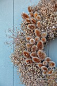 DESIGNER JACKY HOBBS - CHRISTMAS, WINTER, WREATH, SEED HEADS OF ALLIUMS, POPPIES, TEASELS, DIPSACUS FULLONUM, BROWN, FORAGED, NATURAL, DECORATIONS