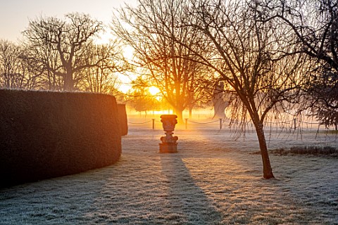 CHIPPENHAM_PARK_CAMBRIDGESHIRE_FROSTED_LAWN_CONTAINER_URN_WINTER_JANUARY_FROSTY_DAWN_SUNRISE