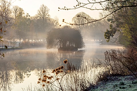 CHIPPENHAM_PARK_CAMBRIDGESHIRE_THE_RIVER_IN_WINTER_EARLY_MORNING_DAWN_SUNRISE_FROSTY