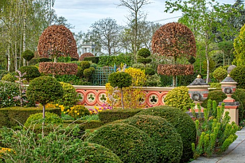 THE_LASKETT_GARDENS_HEREFORDSHIRE_DESIGNER_ROY_STRONG__THE_HOWDAH_COURT_WALL_CLIPPED_TOPIARY_FORMAL_