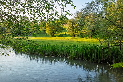 VILLAGE_FARM_HOUSE_GLOUCESTERSHIRE_MEADOW_SPRING_MAY_RIVER_COLN_WATER_STREAM