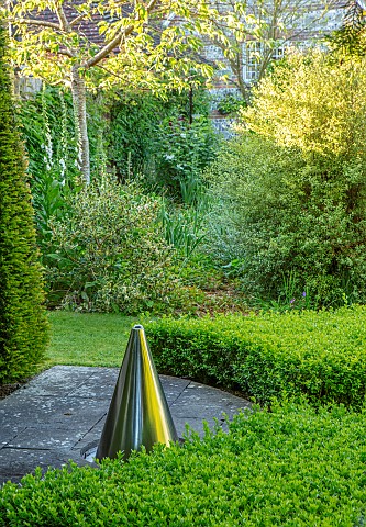 COTTAGE_ROW_DORSET_COUNTRY_GARDEN_SPRING_BOX_HEDGES_HEDGING_WATER_FEATURE