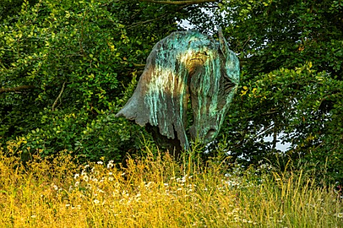 NEVILL_HOLT_LEICESTERSHIRE_INTO_THE_WILD_SCULPTURE_BY_NIC_FIDDIAN_GREEN