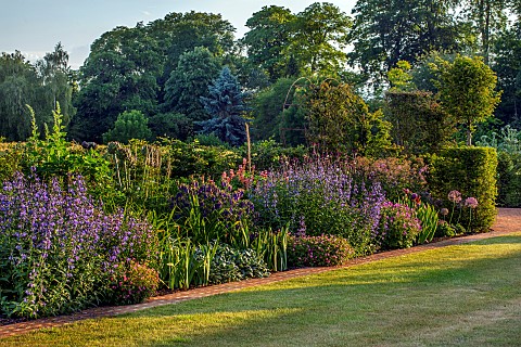 THENFORD_NORTHAMPTONSHIRE_LONG_HERBACEOUS_BORDER_SUMMER_BORDERS_LAWN_GRASS