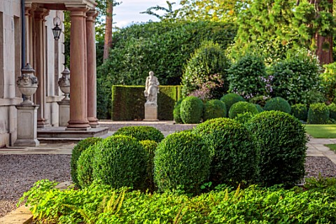 MORTON_HALL_WORCESTERSHIRE_LAWN_BOX_BALLS_TOPIARY_STATUES_STATUARY_BUXUS_AUGUST_SUMMER_GREEN