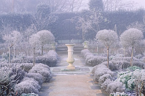VIEW_ALONG_PATH_TO_SUNDIAL_IN_FROST_COVERED_SCENTED_GARDEN_HATFIELD_HOUSE__HERTFORDSHIRE
