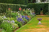 COTON MANOR GARDEN, NORTHAMPTONSHIRE: THE HOLLY HEDGE BORDER, EVENING, SUNDIAL, AGAPANTHUS, DAHLIA ALAN SPARKES, ROSA FRED LOADS, SUMMER, BORDERS, AUGUST
