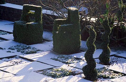 TOPIARY_ARMCHAIRS_AND_SPIRALS_AT_HILLBARN_HOUSE__WILTSHIRE
