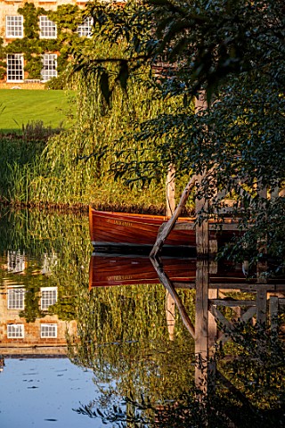 PRIORS_MARSTON_WARWICKSHIRE_VIEW_ACROSS_LAKE_TO_MANOR_HOUSE_BOAT_BOATHOUSE_SEPTEMBER_REFLECTED_REFLE