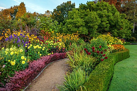 THE_DOWER_HOUSE_DERBYSHIRE_SEPTEMBER_LAWN_LAKE_HOT_BORDER_HELIANTHUS_LEMON_QUEEN_KNIPHOFIA_ROOPERI_A