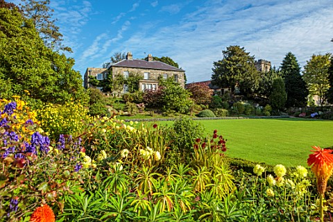 THE_DOWER_HOUSE_DERBYSHIRE_THE_HOUSE_FROM_THE_HOT_BORDER_LAWNS_KNIPHOFIA_ROOPERI_ACONITUM_KELMSCOTT_
