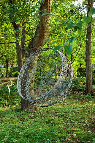 THE_DOWER_HOUSE_DERBYSHIRE_WOODLAND_SEATS_METAL_HANGING_SEAT_SWING_SEAT_BY_DUNCAN_THURLBY_WOODS_TREE