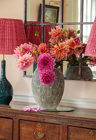 ASHBROOK_HOUSE_NORTHAMPTONSHIRE_HALLWAY_WITH_DAHLIAS_IN_CONTAINER_ON_WOODEN_SIDEBOARD_DRESSER_MIRROR