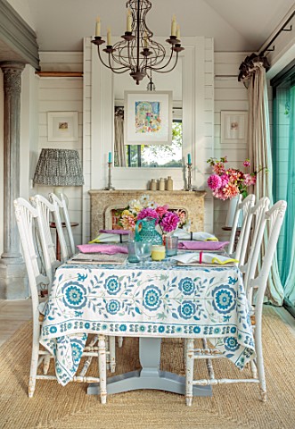 ASHBROOK_HOUSE_NORTHAMPTONSHIRE_TABLE_AND_CHAIRS_FRENCH_WINDOWS_DINING_ROOM