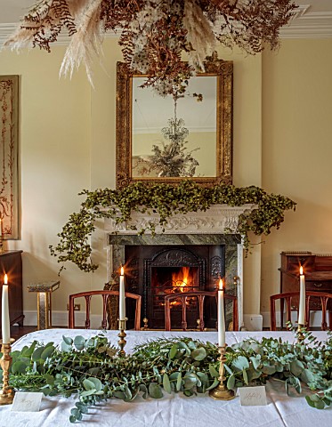 MARBURY_HALL_SHROPSHIRE_DESIGNER_SOFIE_PATONSMITH__DINING_ROOM_FIREPLACE_GARLAND_OF_HOPS_TABLE_CHAIR