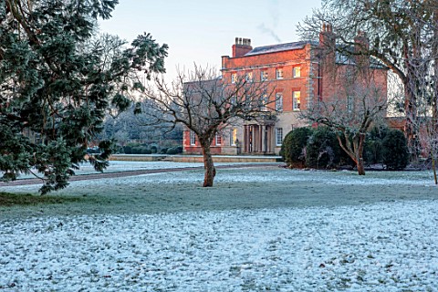 MORTON_HALL_WORCESTERSHIRE_THE_HOUSE_AND_PARKLAND_IN_DECEMBER_JANUARY_SNOW_FROST_WINTER_MEADOW_BUILD