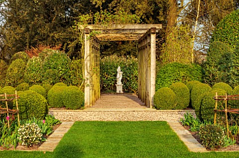MORTON_HALL_GARDENS_WORCESTERSHIRE_LAWN_WOODEN_PERGOLA_BOX_BALLS_CLIPPED_TOPIARY_BUXUS_STATUE_FORMAL