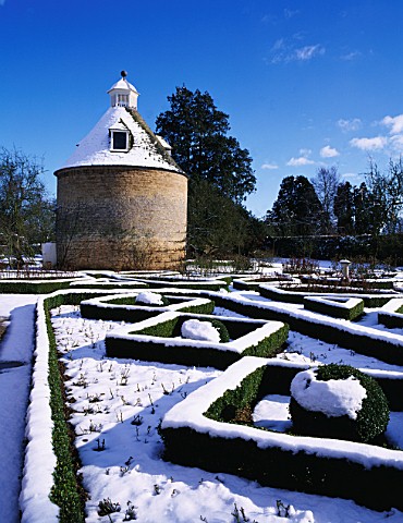 SNOW_BLANKETS_THE_PIGEON_HOUSE_AND_ROSE_PARTERRE_AT_ROUSHAM_PARK__OXFORDSHIRE