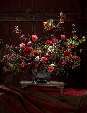 GREEN_AND_GORGEOUS_FLOWERS_OXFORDSHIRE_DUTCH_MASTER_CONTAINER_BY_RACHEL_SIEGRIED_RANUNCULUS_NARCISSU