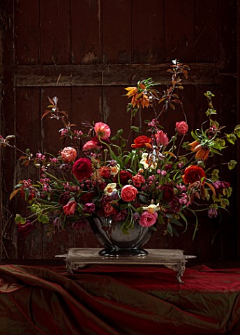 GREEN_AND_GORGEOUS_FLOWERS_OXFORDSHIRE_DUTCH_MASTER_CONTAINER_BY_RACHEL_SIEGRIED_RANUNCULUS_NARCISSU