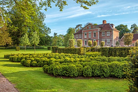URCHFONT_MANOR_WILTSHIRE_EAST_FRONT_OF_HOUSE_CLIPPED_TOPIARY_BOX_SHAPES_FORMAL_CONTEMPORARY_PARTERRE