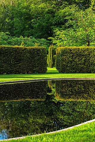 URCHFONT_MANOR_WILTSHIRE_YEW_HEDGING_HEDGES_FORMAL_CONTEMPORARY_GREEN_LAWN_WATER_POOL_POND_BLACK_DES