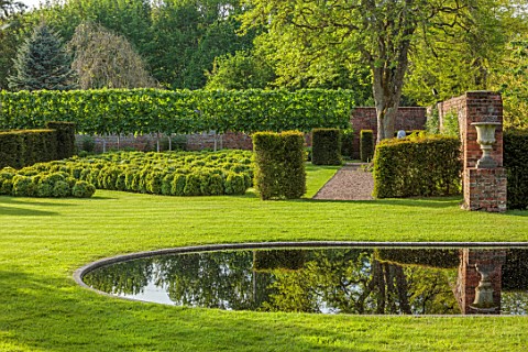 URCHFONT_MANOR_WILTSHIRE_YEW_BOX_LIME_ALLEE_HEDGING_HEDGES_FORMAL_CONTEMPORARY_GREEN_LAWN_WATER_POOL
