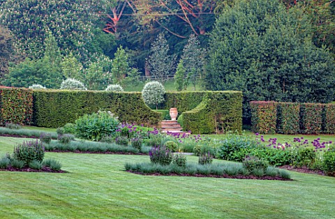 THE_OLD_VICARAGE_WORMINGFORD_ESSEX_DESIGNER_JEREMY_ALLEN__YEW_HEDGES_LAWN_TERRACOTTA_CONTAINER_HEDGI