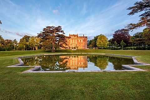 CHETTLE_DORSET_HOUSE_REFLECTED_IN_ORNAMENTAL_POOL_WATER_REFLECTIONS_SUNRISE