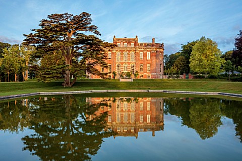 CHETTLE_DORSET_HOUSE_REFLECTED_IN_ORNAMENTAL_POOL_WATER_REFLECTIONS_SUNRISE
