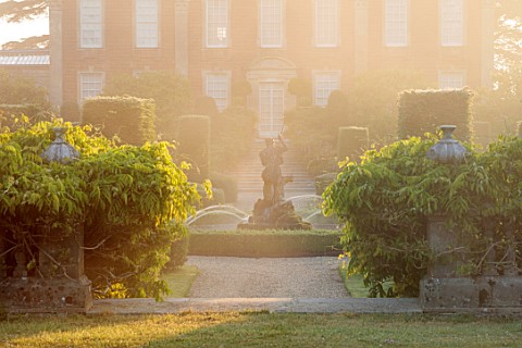 VEN_HOUSE_SOMERSET_EARLY_MORNING_MIST_ON_FORMAL_PARTERRE_TERRACE_WATER_FEATURE_FOUNTAIN_TOPIARY_WIST