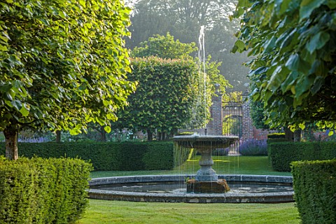 VEN_HOUSE_SOMERSET_THE_WALLED_GARDEN_JUNE_SUMMER_LAWN_PLEACHED_LIMES_FOUNTAIN_WATER