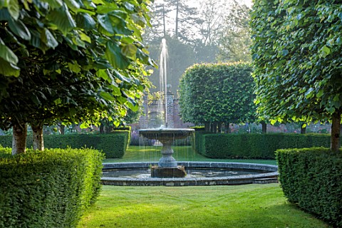 VEN_HOUSE_SOMERSET_THE_WALLED_GARDEN_JUNE_SUMMER_LAWN_PLEACHED_LIMES_FOUNTAIN_WATER