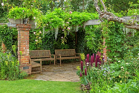 STOCKCROSS_HOUSE_BERKSHIRE_PLANTING_DESIGN_BY_ISTVAN_DUDAS_WOODEN_PERGOLA_WITH_WOODEN_BENCHES_WHITE_