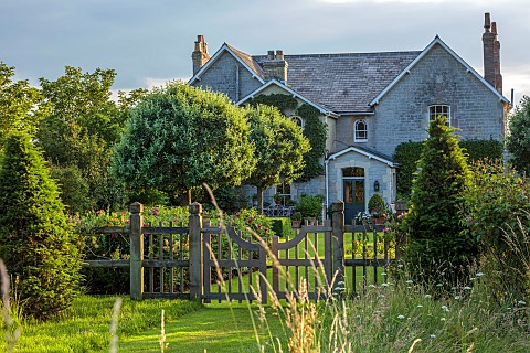 WESTBROOK_HOUSE_SOMERSET_OAK_GATE_FENCE_PYRUS_NIVALIS_SNOW_PEAR_TREES_COUNTRY_GARDEN_SUMMER_GRASS_PA