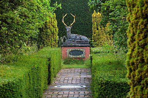 HE_LASKETT_GARDENS_HEREFORDSHIRE_DESIGNER_ROY_STRONG__VIEW_VISTA_CLIPPED_TOPIARY_YEW_HEDGES_HEDGING_