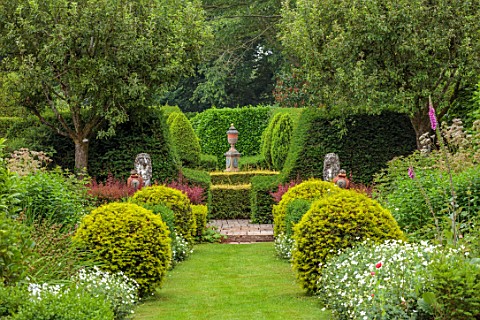THE_LASKETT_GARDENS_HEREFORDSHIRE_DESIGNER_ROY_STRONG_VIEW_ALONG_GRASS_PATH_TO_SHAKESPEARE_MONUMENT_