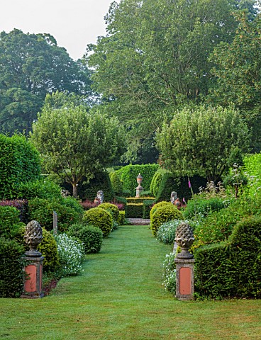 THE_LASKETT_GARDENS_HEREFORDSHIRE_DESIGNER_ROY_STRONG_VIEW_ALONG_GRASS_PATH_TO_SHAKESPEARE_MONUMENT_