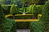 THE LASKETT GARDENS, HEREFORDSHIRE. DESIGNER ROY STRONG: VIEW THROUGH HILLIARD GARDEN, SHAKESPEARE MONUMENT, STATUES, CLIPPED, TOPIARY, GREEN, GARDEN, VISTA, HEDGES, HEDGING, JULY