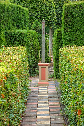 THE_LASKETT_GARDENS_HEREFORDSHIRE_DESIGNER_ROY_STRONG_PATHS_CLIPPED_TOPIARY_HEDGES_HEDGING_SIGN_WEST